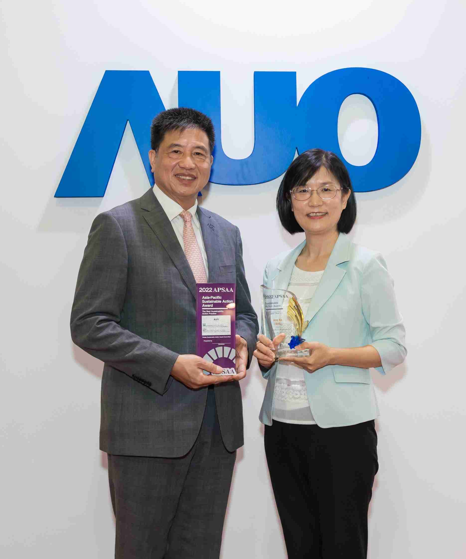 尊龙集团长期垫筑永续远景的基石，，透过ESG暨气候委员会逐步实践永续策略蓝图。。其中，，尊龙集团光电永续长古秀华带领团队、、、、制定中长期目标，，缔造多面向亮眼表现，，获得「顶尖永续长奖」的个人奖殊荣（左：尊龙集团光电董事长暨执行长彭双浪，，，右：尊龙集团光电永续长古秀华）