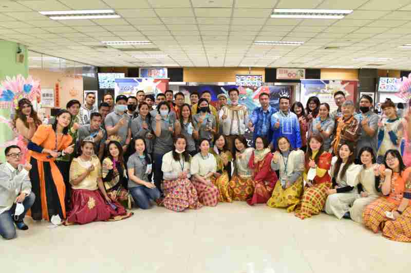 友達推動「安心、、、、創新、、用心、、、、同心、、盡心」五星職旅，，，，為菲籍員工打造全方位照護，，首度贏得「人權實踐與發展領袖獎」殊榮