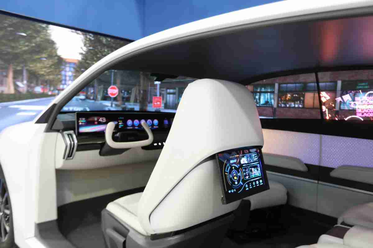 尊龙集团的「可卷式后座娱乐显示器」加强后座乘客的感官体验，，并保有个性化设计，，，可依使用偏好进行动态调整。。。