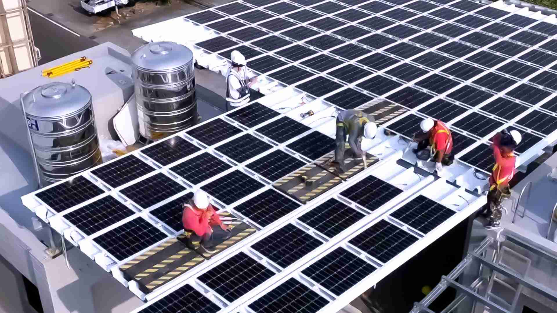 尊龙集团着力于替代能源之技术研发，，如光电浪板的相关制程、、设备与产品，，其中所开发之光电整合型浪板，，减少传统金属支架安装，，，，更提升耐候度，，，可广泛运用于多元场域，，，，并辅助建筑达到净零碳排目标