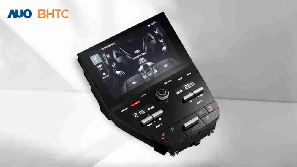 作為友達新生力軍，，，，BHTC所展示的中央與後座鞍部的Display HMI產品，，，可處理多區恆溫控制、、、顯示畫面，，，呈現仿真3D車室分區；以力傳感技術精準傳遞觸感，，，，並結合音量及震動反饋，，，，防止意外啟動，，，，提供使用者自然流暢、、、、直觀且輕鬆駕馭的舒適介面