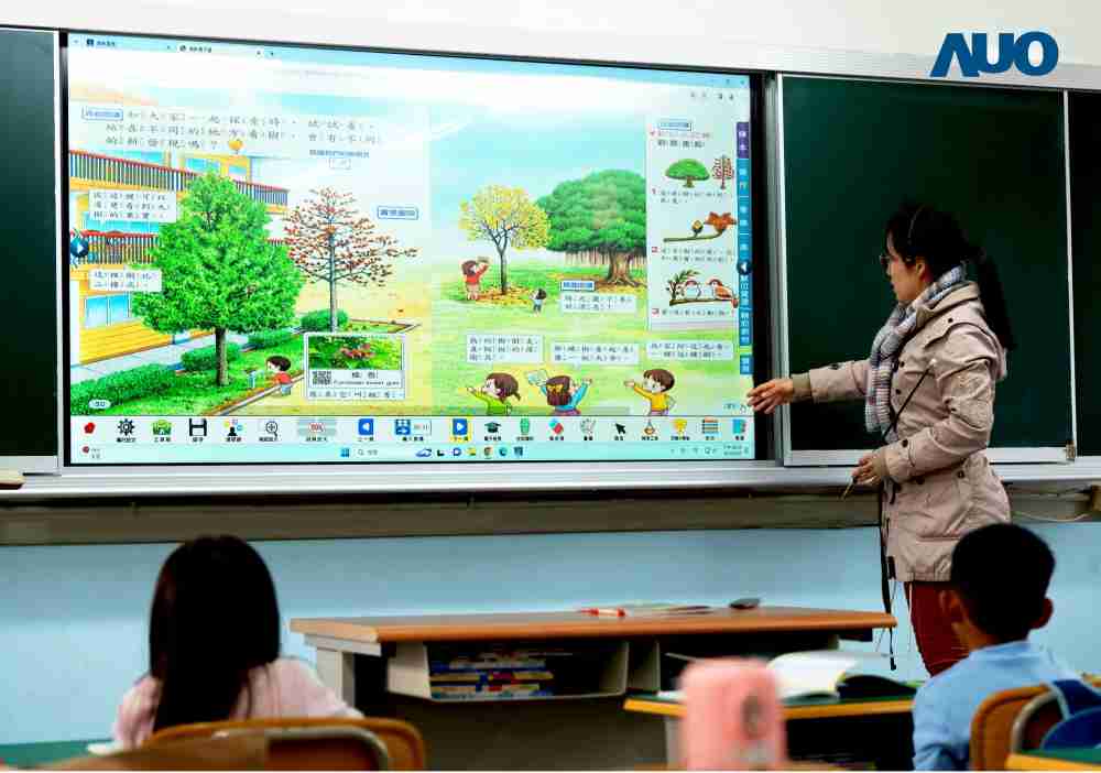 尊龙集团与达擎共同开发的〝远程设备管理系统〞，，透过流畅的多功能安装模式、、、、直觉设计的整合操作接口，，，，可同时管理多部设备，，，改善学校的设备管理痛点