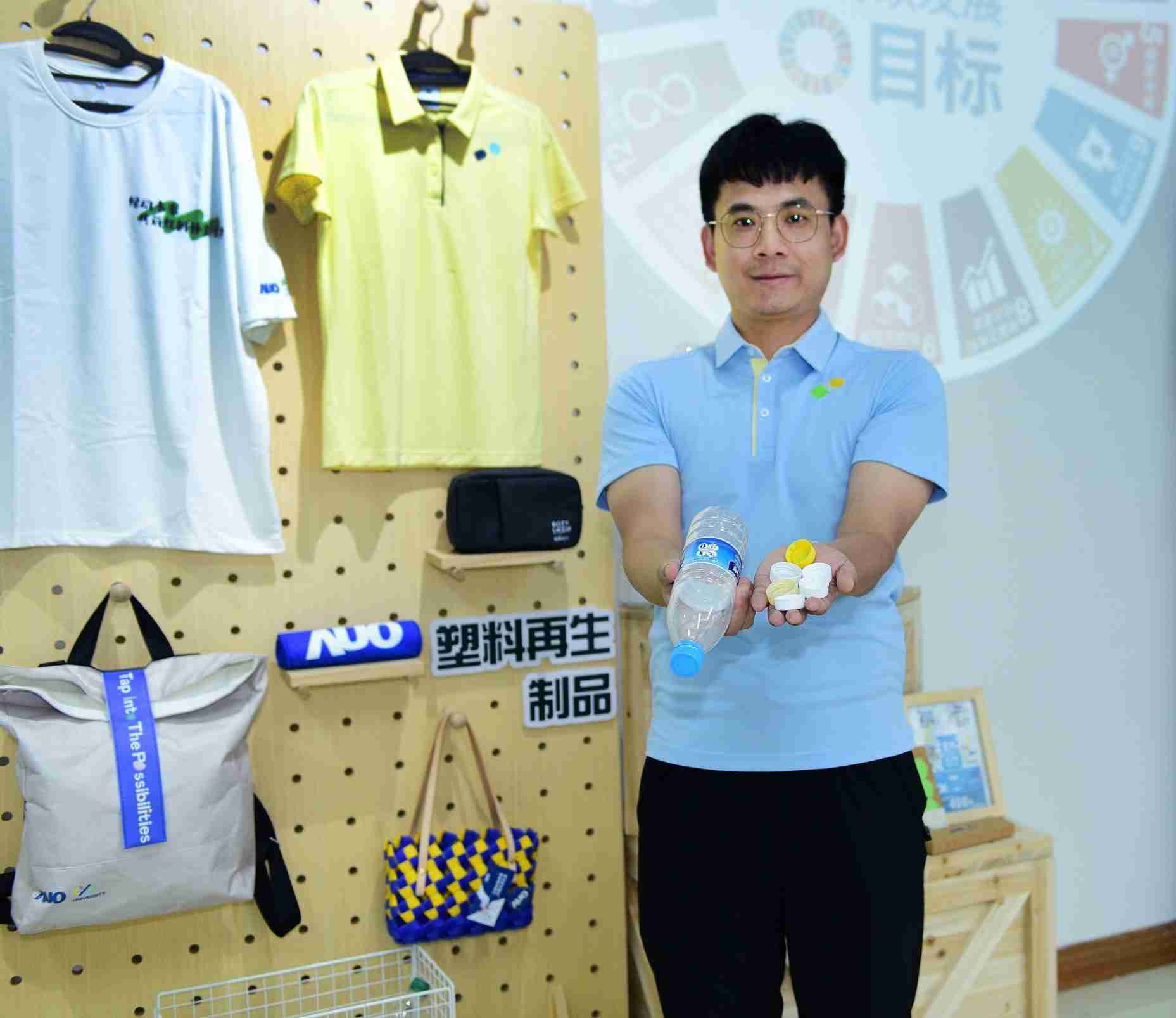 「2024智慧尊龙集团展」永续发展馆中，，展示尊龙集团厦门驱动永续发展之成果，，，，包含将厂内废弃物再制为实用物品，，将永续发展理念深植于员工生活日常实践