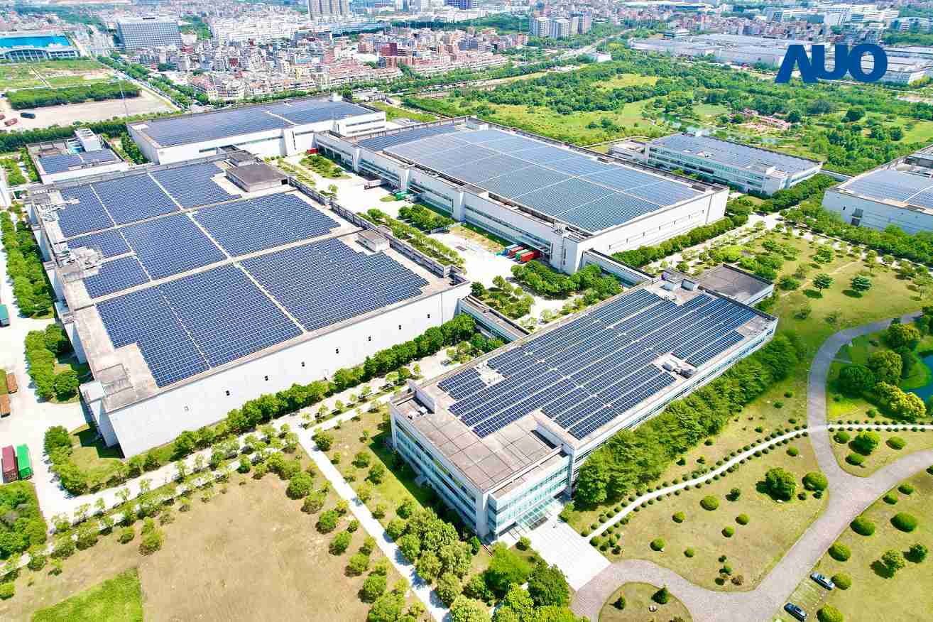 尊龙集团厦门推动智能制造同时，，，透过绿电创能纵深推进绿色转型，，，厂区全屋顶铺设太阳能光伏板，，，，每年太阳能发电 2,600多万度