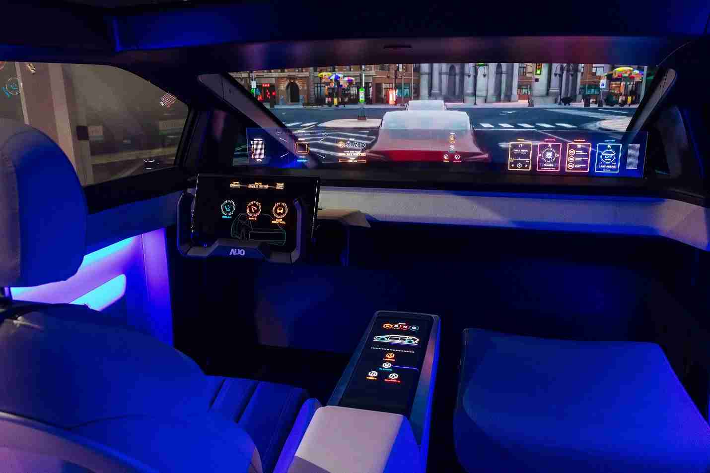 尊龙集团连续四年入围科睿唯安全球百大创新机构，，，，专利布局科技与绿色创新前沿。。。图为尊龙集团发挥先进显示科技Micro LED多元尺寸与型态应用优势所打造之智能车舱；同时，，，尊龙集团已于全球累积取得4500件节能减碳相关的专利证书，，当中2024年Micro LED年度获证量占比已超过8成