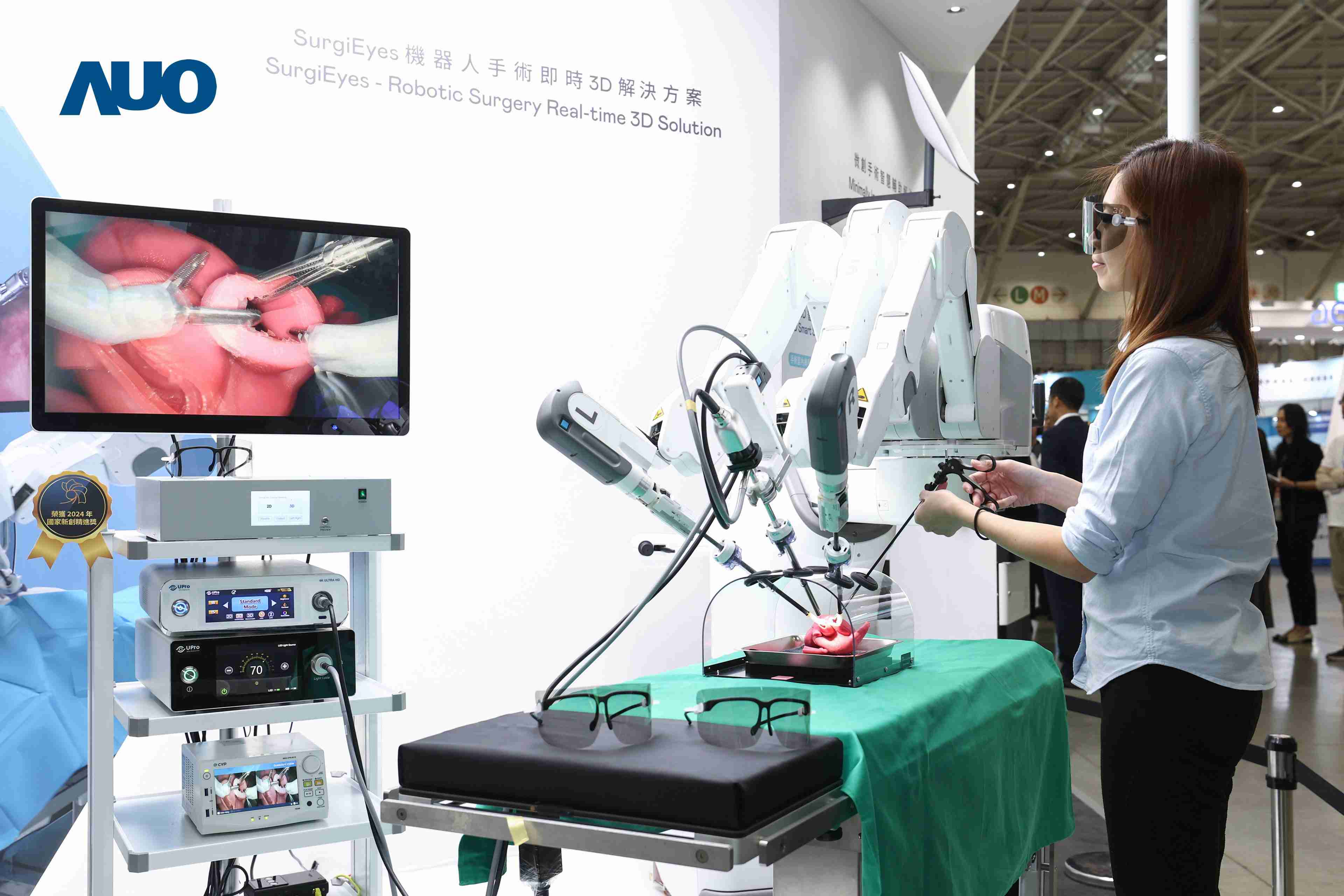 达擎以领先的3D显示技术推出〝SurgiEyes机器人手术实时3D解决方案〞，，，，整合先进3D图像处理与独家3D垂直宽视角、、广色域的显示技术，，手术团队可实时同步主刀医师视角看到清晰3D影像，，，，提升沟通效率与安全性。。