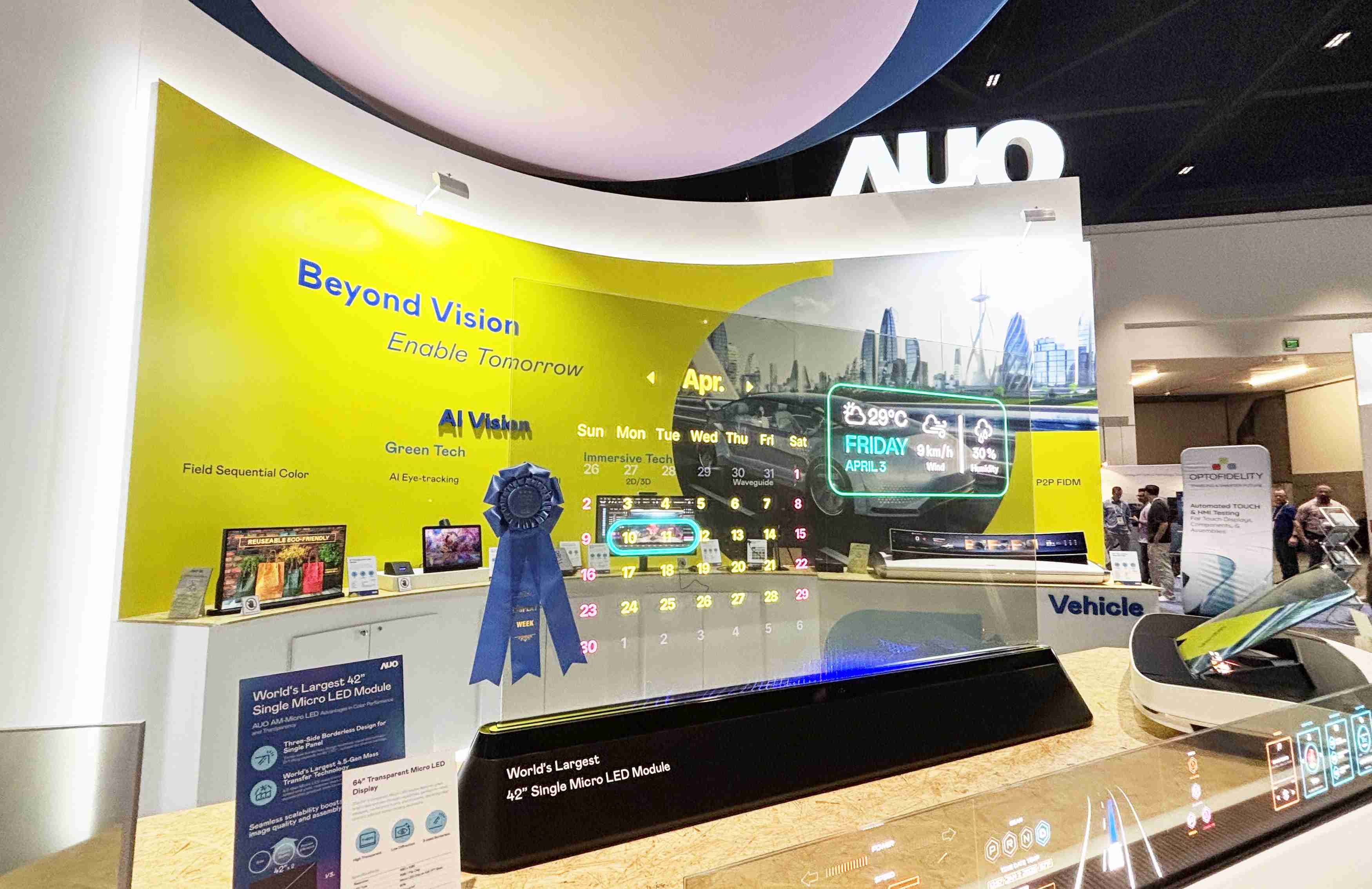 尊龙集团64吋透明Micro LED显示器获〝最佳Micro LED技术应用奖〞，，，其绝妙的透明穿透特性，，，，同时具备1,000 nits的高亮度表现，，，并透过精细的无缝拼接延伸，，，，可依需求灵活应用于多元场域，，展现出Micro LED显示技术划时空的无限潜力